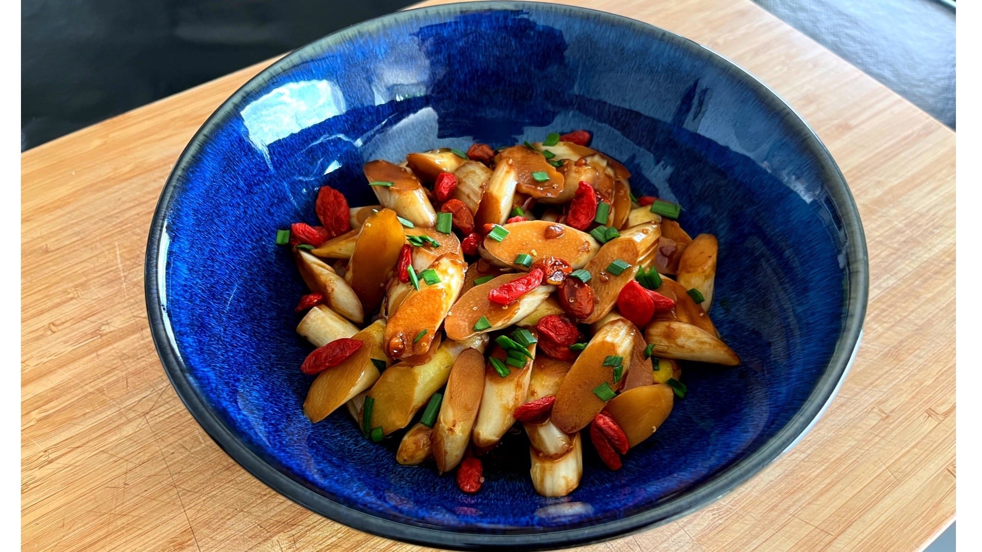 Lire la suite à propos de l’article Recette estivale : Asperges sautées aux baies de Goji