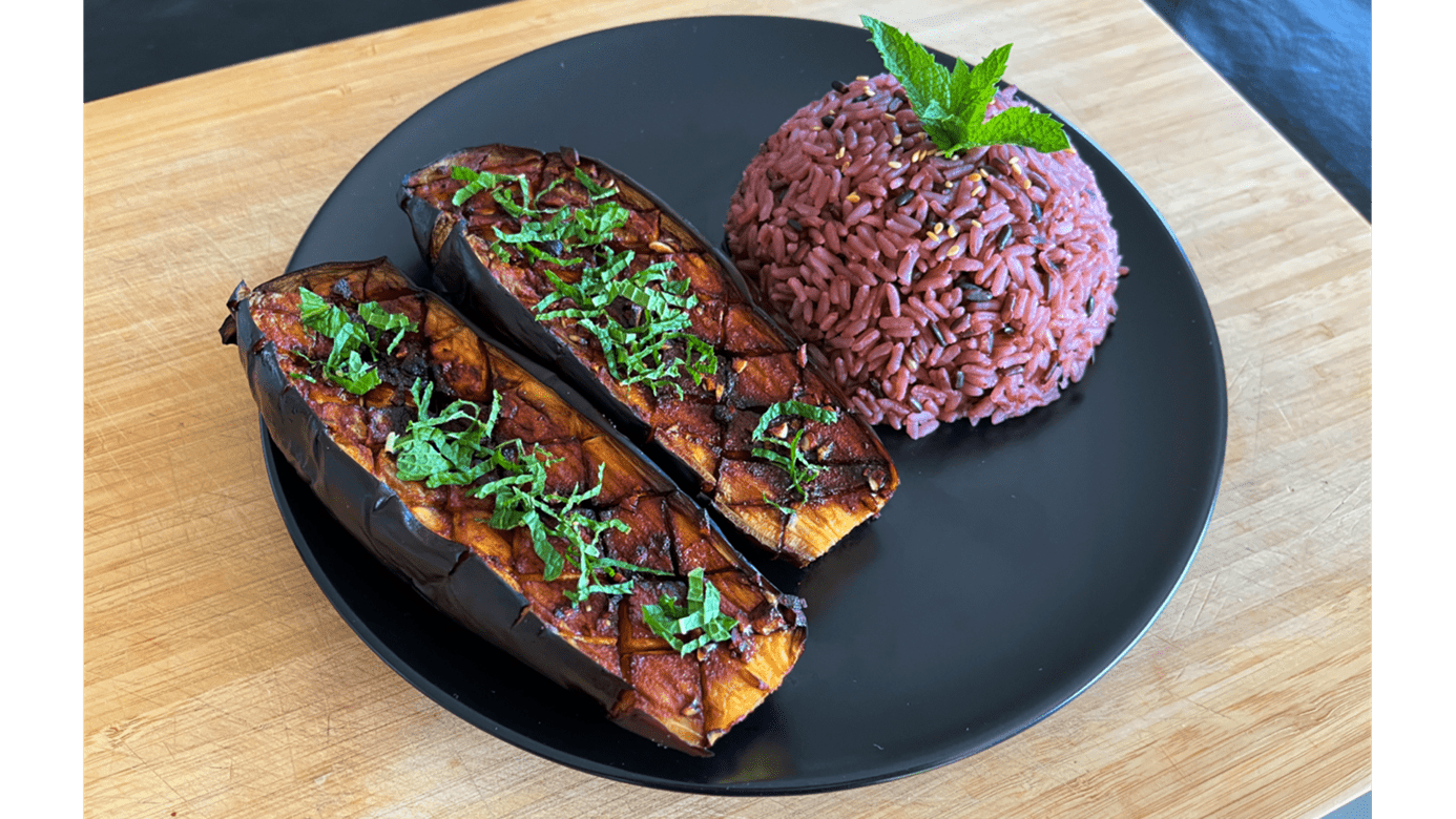 Lire la suite à propos de l’article Recette estivale : Aubergines grillées à l’ail et à la menthe