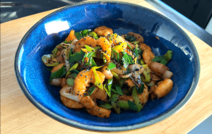 Lire la suite à propos de l’article Recette hivernale : Crevettes sautées au poireau et aux échalotes