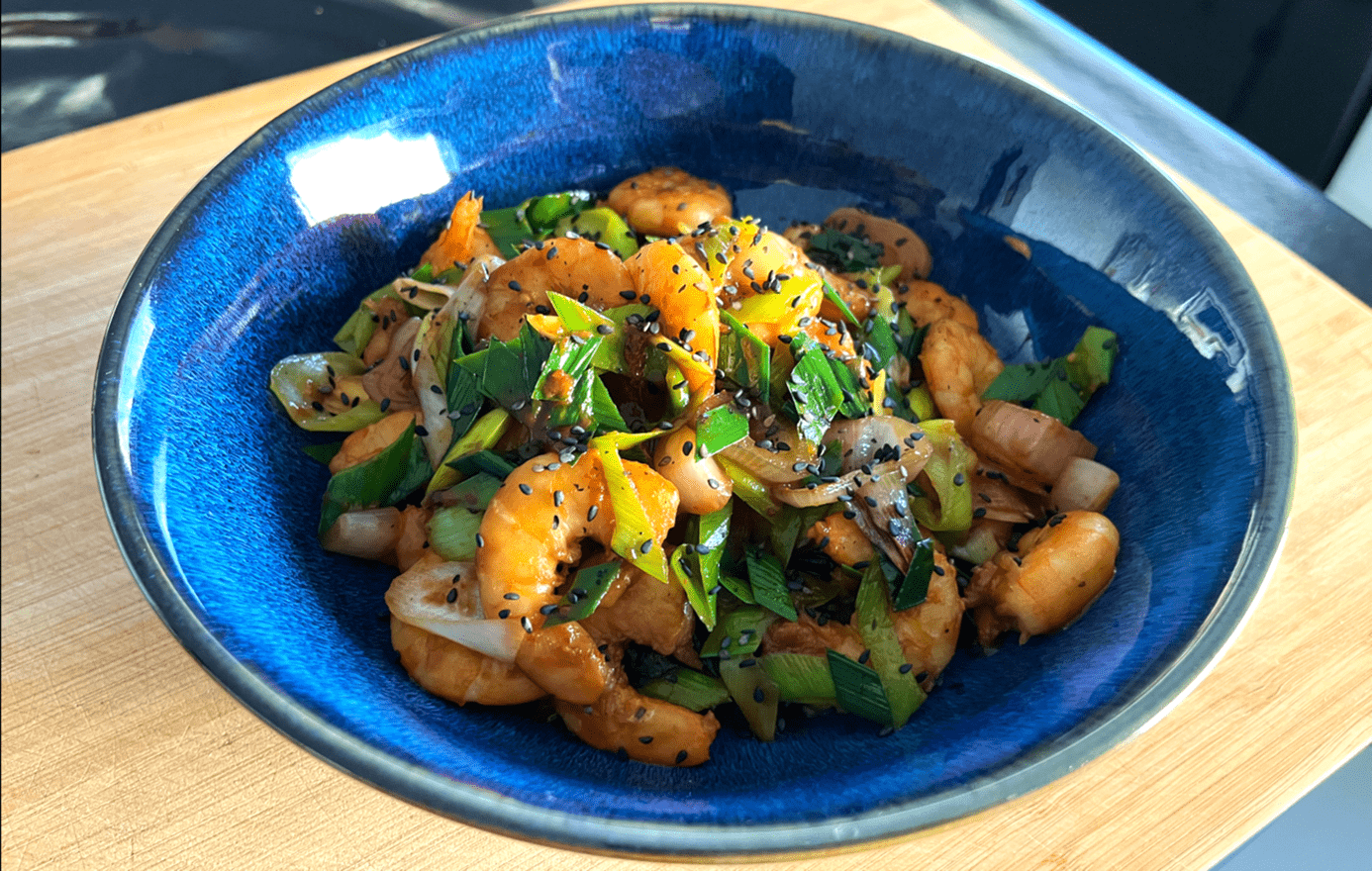 Lire la suite à propos de l’article Recette hivernale : Crevettes sautées au poireau et aux échalotes