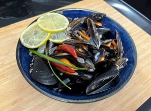 Lire la suite à propos de l’article Recette printanière : Moules citronnées au lait de coco