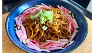 Lire la suite à propos de l’article Recette automnale : Nouilles à la sauce soja et aux radis